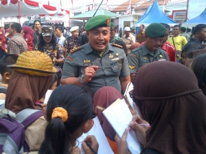 Dandim Saat Menjelaskan Kepada anak anak SD Mengenai Alutsista