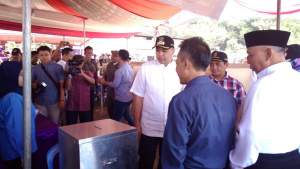 Bupati Tangerang Zaki Iskandar pantau TPS di Cisauk saat pilkades.