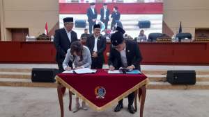 Walikota Tangsel, Benyamin Davnie dan pimpinan DPRD lakukan penandtanganan nota kesepakatan KUA/PPAS APBD Perubahan 2023 diruang rapat paripurna DPRD Tangsel.