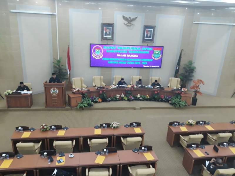 Mad Romli Bacakan Penjelasan Bupati Terhadap Raperda Tahun 2019 - 2023