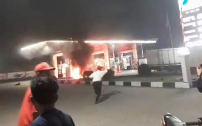Motor Modifikasi Jenis Suzuki Thunder Kebakaran Saat Ngisi BBM di Jayanti