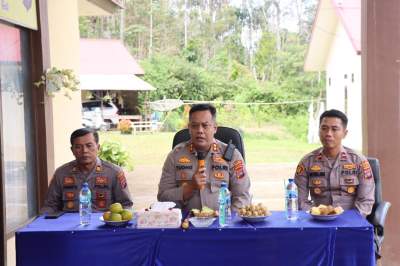 Kapolres Pasaman AKBP Yudho Huntoro(tengah) didampingi Kapolsek Dua Koto Ipda Antoni Hasibuan(kanan) saat menyampaikan arahan di Kapolsek Dua Koto,Senin(6/2/2023).
