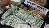 Obat keras dijual bebas.
