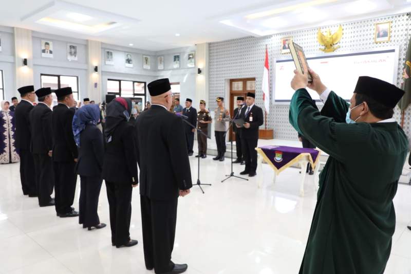 Pejabat dilantik kadis.