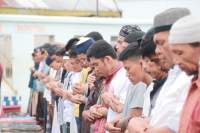 Warga Binaan Khusu Laksanakan Sholat Ied Dilapangan Lapas TBA