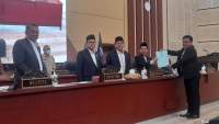 Anggota Fraksi Partai Demokrat DPRD Tangsel, Yanto Ulay serahkan berkas Pandum Nota Keuangan APBD Perubahan 2022 dalam rapat Paripurna DPRD Tangsel.