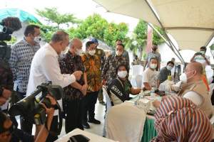 Zaki Dampingi Menteri Koperasi Tinjau Vaksinasi di Gerai Tangerang Gemilang