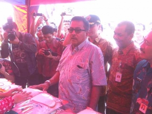 Rano Karno saat melakukan sidak ke beberapa pengusaha sapi