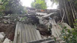  Puing-puing rumah milik Fajar Riva&#039;i di Pondok Kacang Barat, Pondok Aren yang mengalami amblas.
