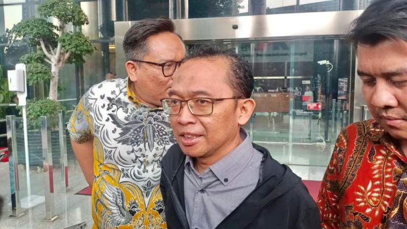 Direktur Utama PT. Bhanda Ghara Reksa Logistics, sekaligus eks Dirut PT. Transjakarta, M. Kuncoro Wibowo, usai diperiksa sebagai tersangka di Gedung Merah Putih KPK, Jakarta.