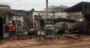 Petugas Damkar saat menjinakan kebakaran yang melumat 4 kios dan 1 rumah warga di Pondok Pucung.