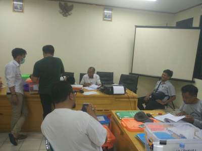 Staf desa memverifikasi untuk pencairan ADD kedua.