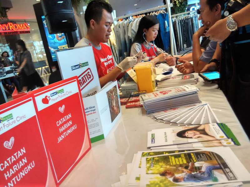 Cek kesehatan gratis pada kampanye hari jantung sedunia di Maxx Box Karawaci, Tangerang.