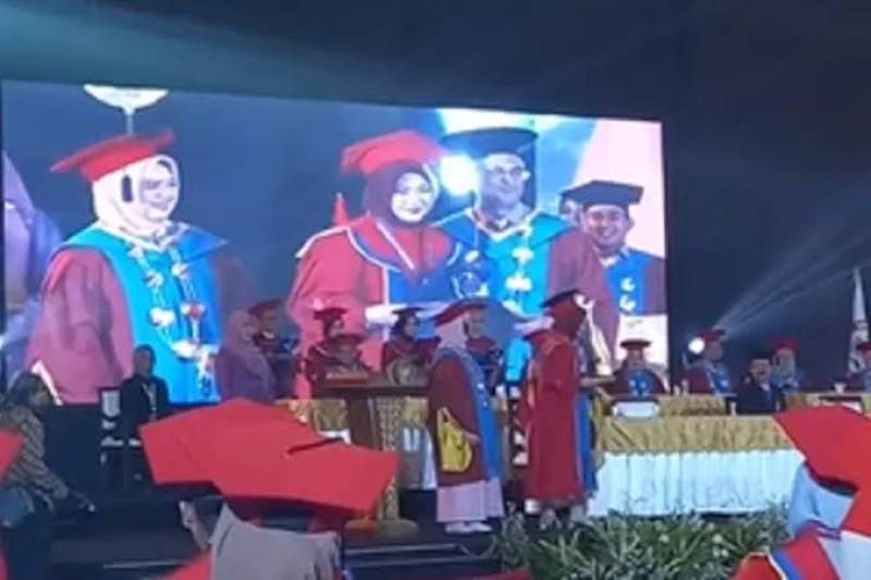Bikin Geger Wisudawati Ini Cium Dosen di Podium, Untung MC Langsung Beri Klarifikasi