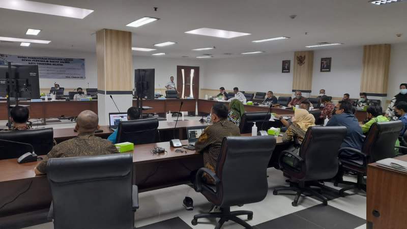 Bapemperda bersama BPKAD saat rapat penyelarasan Raperda Pengelolaan Keuangan Daerah di gedung DPRD Tangsel.
