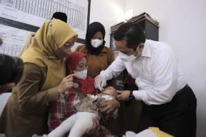 Arief Ajak Orang Tua di Pondok Pucung, Lengkapi Imunisasi Anak