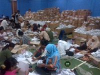Kejar Target, KPU Tangsel Tambah Pekerja Pelipat Surat Suara
