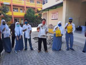 Osis SMK Citra Nusantara Panongan Salurkan Sembako Bagi Warga Terdampak Covid 19