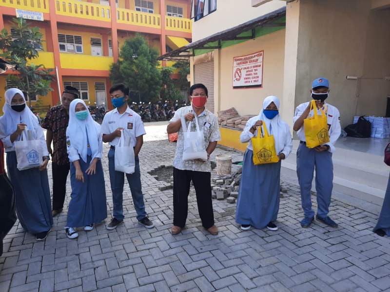 Osis SMK Citra Nusantara Panongan Salurkan Sembako Bagi Warga Terdampak Covid 19