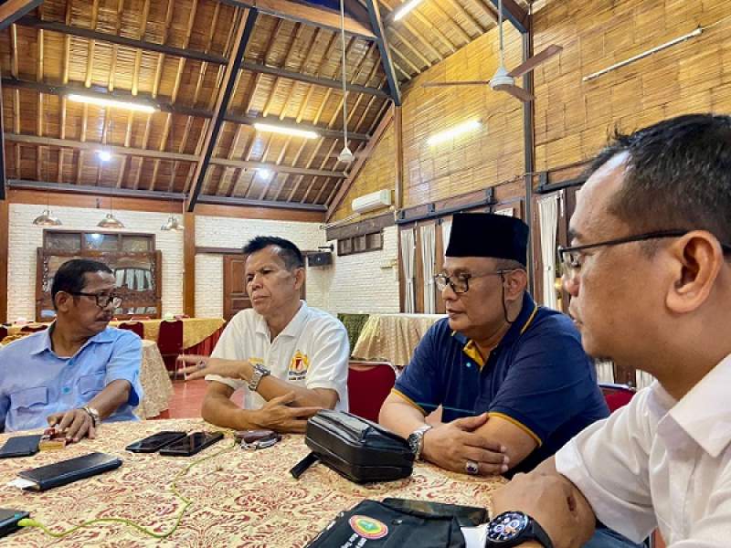 Kika - Ketua SC, H. Arwan Simanjuntak, Ketua Kadin Kota Tangsel, A. Fauzi Siregar, Ketua OC, Harsa Wardana dan Sekertaris SC, Imam Darmadi saat memberi keterangan Pers di Kp. Anggrek, Serpong. (3/4/2023).