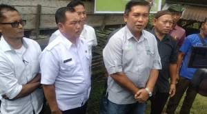 Manager PT Socfindo Kebun Aek Loba menyerahkan bantuan CSR kepada kelompok ternak di Desa Padang Pulau. (Gani)