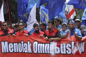 Sejumlah buruh berunjuk rasa menolak Omnibus Law di depan Istana Merdeka, Jakarta, beberapa waktu lalu.