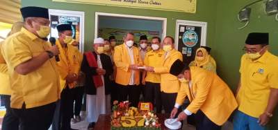 Ketua DPRD Tangsel Abdul Rasyid serahkan tumpeng ke Walikota Tangsel, Benyamin Davnie