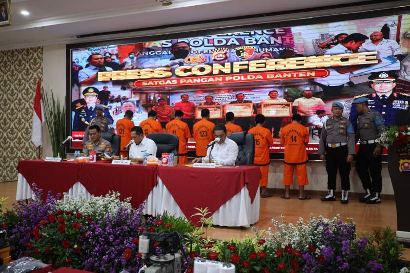 Polda Banten bersama para tersangka pengoplosan beras.