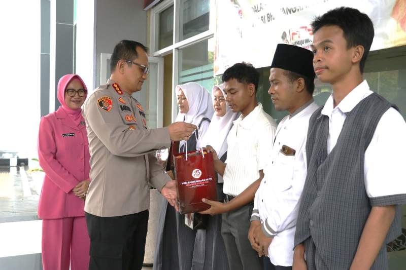 Kapolresta Tangerang Serahkan Bantuan Beasiswa Kepada Siswa Berprestasi