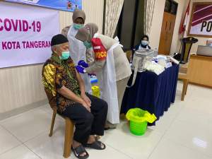 Tim Urkes Polresta Tangerang, bareng Dokes Polda, Gelar Vaksinasi Bagi 100 Orang
