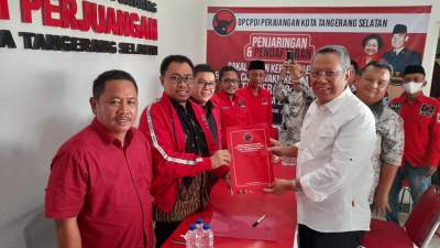 Petahana Benyamin Davnie, mengambil formulir pendaftaran calon Wali Kota di DPC PDI Perjuangan Tangsel. Dia diterima oleh Ketua DPC PDI Perjuangan Tangsel, Wanto Sugito, Anggota DPRD Tangsel Iwan Rahayu, Anggota DPRD Provinsi Banten M Toha dan pengurus PDI Perjuangan Tangsel lainnya.