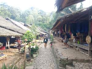 Suku Baduy Hidup Menyatu dengan Alam, Tanpa Listrik dan Mandi di Kali