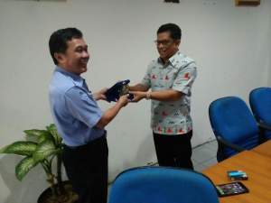 Pemberian cinderamata dari PDAM Tirta Benteng untuk PDAM Jeneberang.