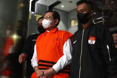 KPK resmi menahan Sekretaris Mahkamah Agung, Hasbi Hasan.
