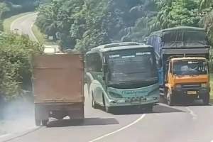 Mobil Truk Terperosok Gegara Bus Nyalip, Sang Sopir Kejar Bus yang Melarikan Diri