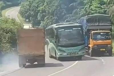 Mobil Truk Terperosok Gegara Bus Nyalip, Sang Sopir Kejar Bus yang Melarikan Diri