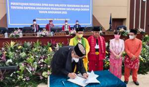 Walikota Benyamin Davnie dan pimpinan DPRD saat persetujuan dan penandatanganan APBD 2022 Kota Tangsel.