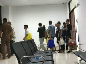 Para tersangka keluar dari ruang pemeriksaan Kejari Tangsel.(DB)