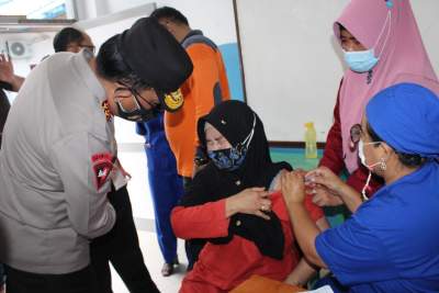 Kapolda Sumut Irjen Pol Panca Putra Simanjuntak bicara dengan lansia yang mengikuti vaksinasi massal di Pematang Siantar