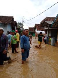 Puluhan Rumah Di Desa Cikasungka Solear dilanda Banjir