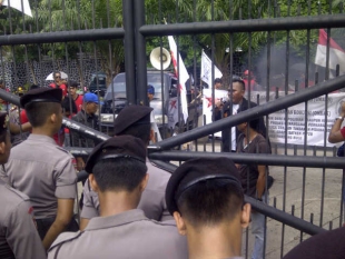 Dindik Banten Diduga Mark Up IWB, Massa Bakar Ban