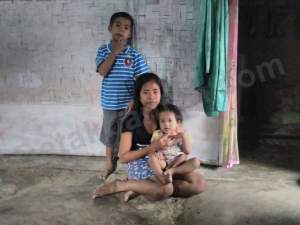 Keluarga miskin yang hudip di kolong jembatan