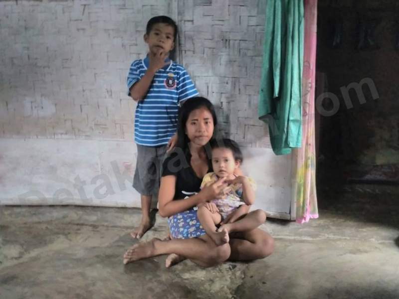 Keluarga miskin yang hudip di kolong jembatan