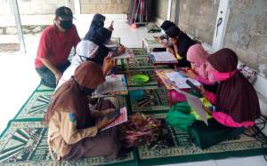 Sejumlah murid dari beberapa sekolah tengah mengikuti metode PJJ dengan fasilitas wi-fi yang ada di masjid Al-ikhlas Bintaro.