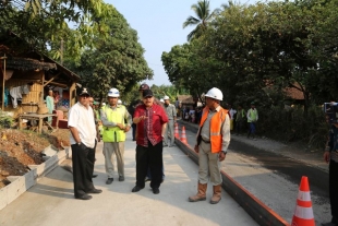 Rano Meninjau Pembangunan Jalan Saketi-Banjarsari