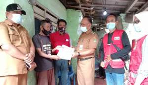 Camat Asmawi bersama unsur Muspika lainnya saat tinjau rumah Sanusi yang ambruk akibat angin kencang.