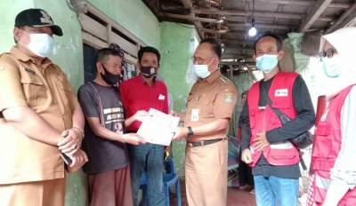 Camat Asmawi bersama unsur Muspika lainnya saat tinjau rumah Sanusi yang ambruk akibat angin kencang.