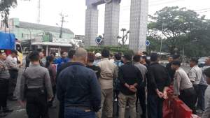 Nekat Unras di HUT ke 76, Aksi Demo Mahasiswa nyaris Ricuh