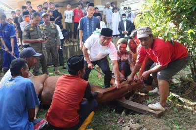 PJ Gubernur Banten saat Menyembelih Hewan Kurban di Masjid Raya Al Bantani