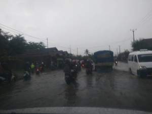 Hujan, Jalur Mudik di Jalan Raya Serang Tergenang Air